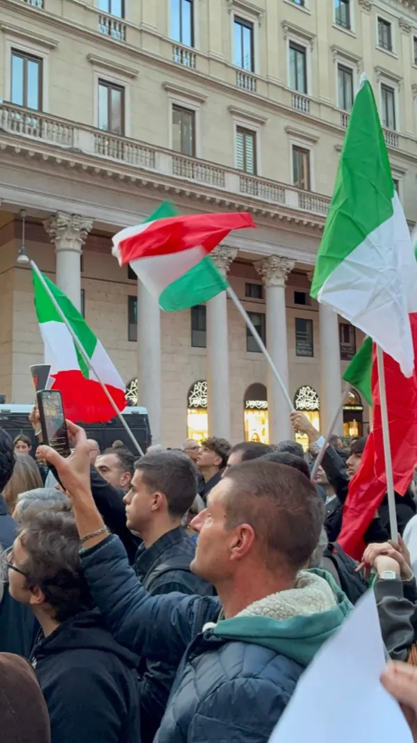 Bandiere tricolori in Piazza San Carlo a Milano